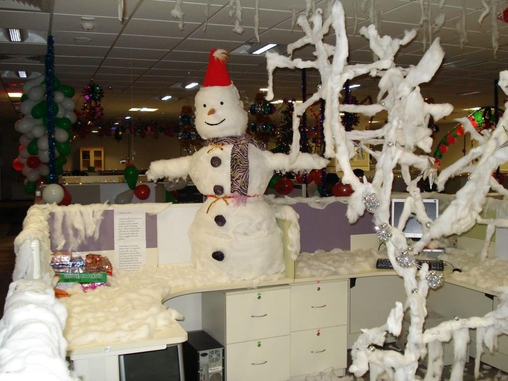 19 of the Best and Worst Office Christmas Decorations You\'ve Ever Seen
